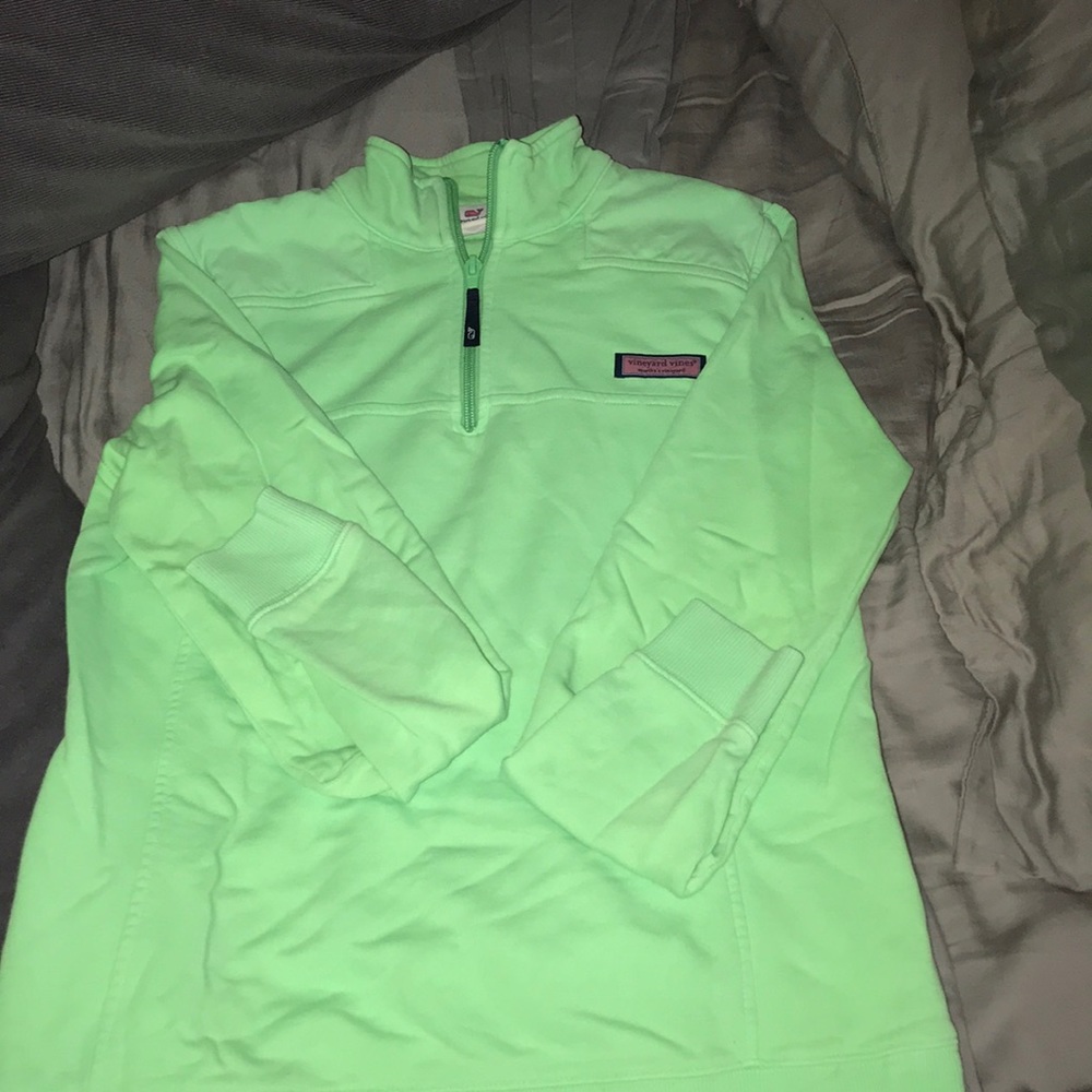 Beautiful vineyard vines pullover!